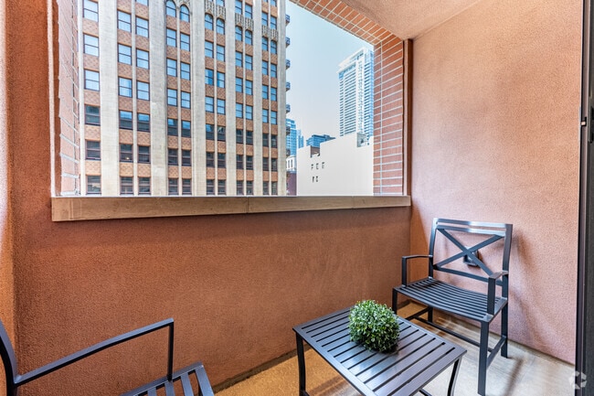2BR, 2BA - 1038SF - Balcony