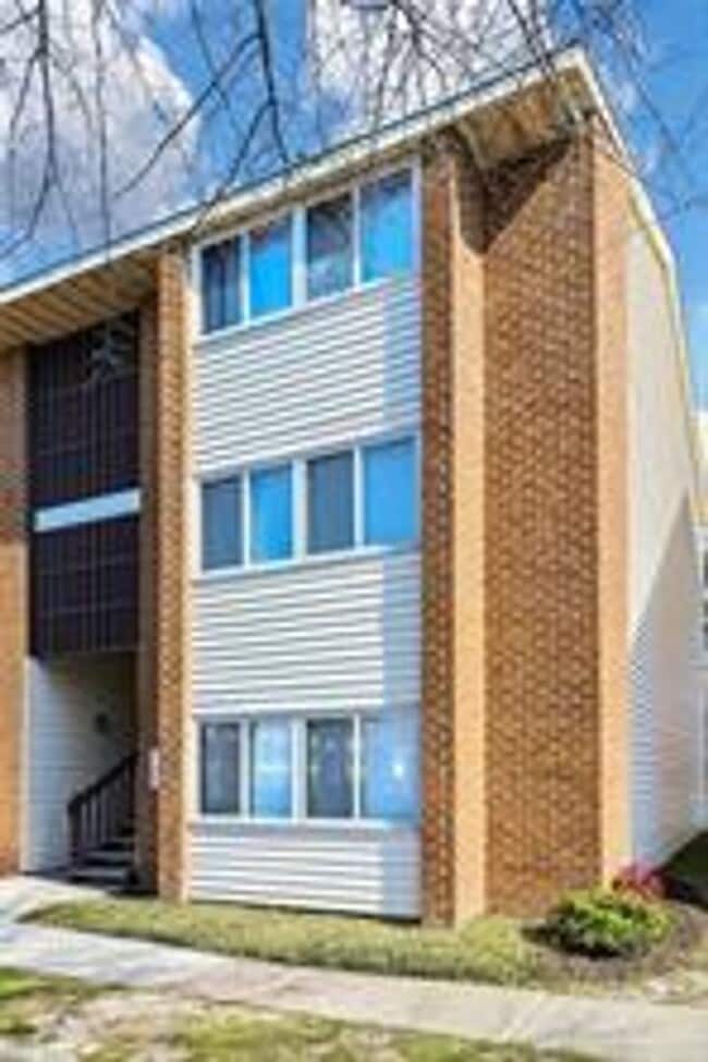 Building Photo - 1 Bedroom, 1 Bathroom Condo Rental in Hamp...