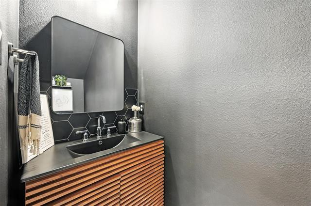 Photo - 7513 Laburnam Rd