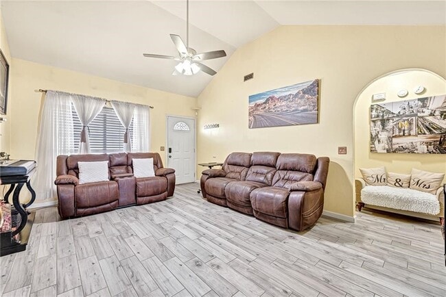 Photo - 122 S Bailey St