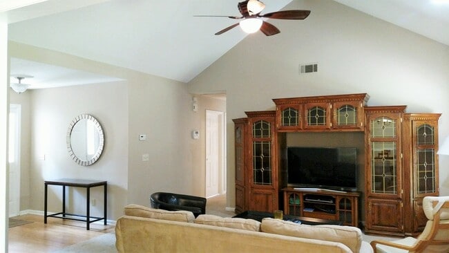 Photo - 512 Whistlestop Cir