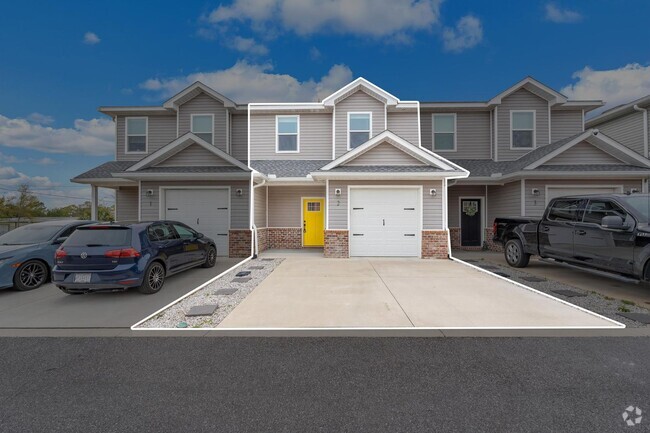 Building Photo - Almost NEW Modern Townhome!!