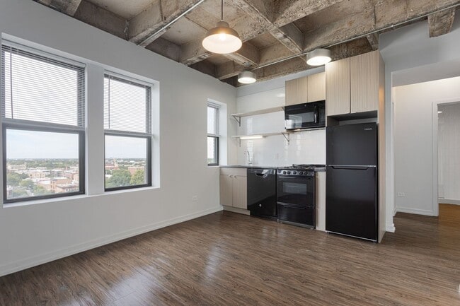 Building Photo - 1329 W Wilson Ave Unit 1211