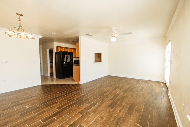 Photo - 748 Majestic Dr