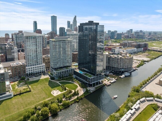 Building Photo - 701 S Wells St Rental