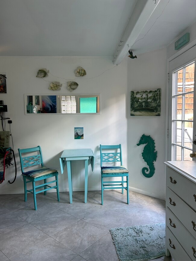 Photo - 1060 Waring St Unidad Studio