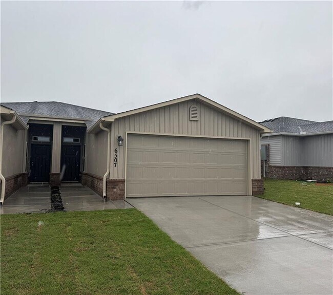 Photo - 6507 NW Vandergriff St Townhome