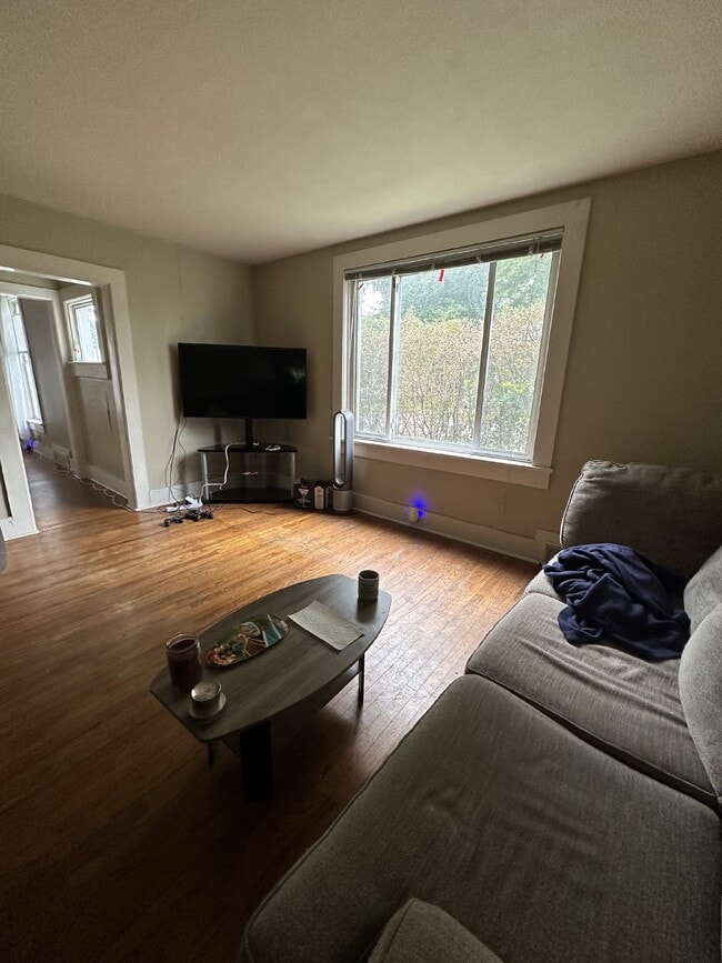 Photo - Awesome 3 bedroom 1 bath - available for J...