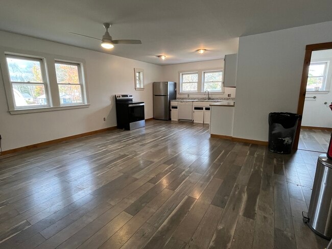 Building Photo - 4 woodland drive Unit 2