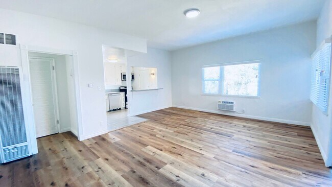 Photo - 1957 Frank St / 2519 Virginia Ave