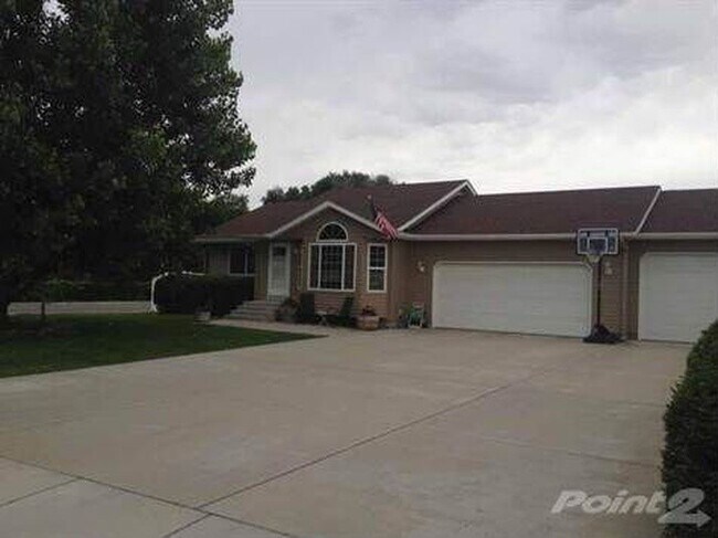 5 Bedroom House with 3 Car Garage in Heights - 5 Bedroom House with 3 Car Garage in Heights