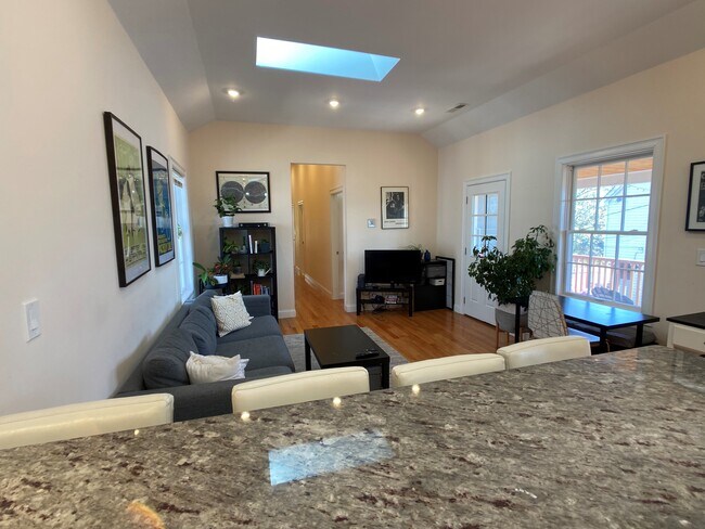 Building Photo - 14 Flint St Unit 2