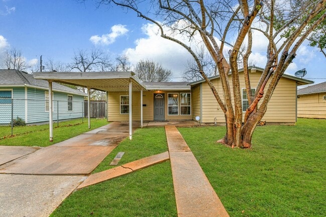 Building Photo - 5855 Beldart St