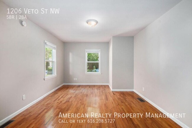 Photo - 1206 Veto St NW