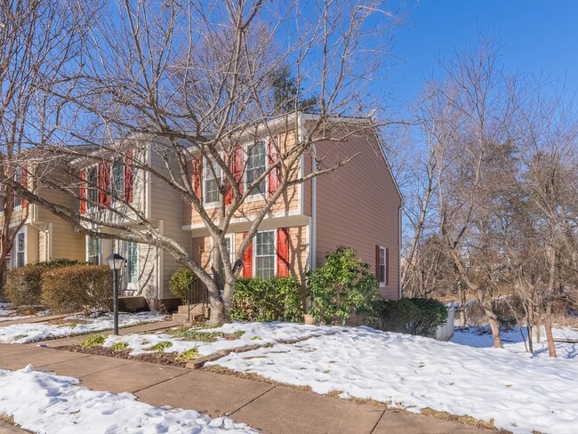 Charming Townhome in Reston with 2-bedroom... - Charming Townhome in Reston with 2-bedroom...