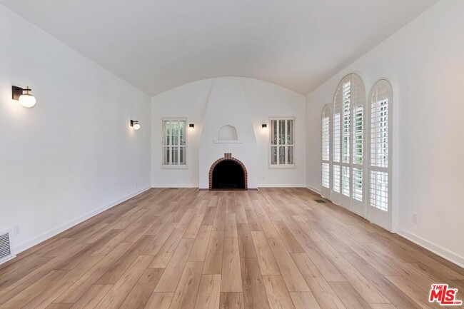 Photo - 119 N Almont Dr