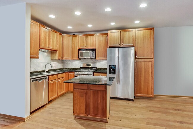 Photo - 917 W Lakeside Pl Unit 1W