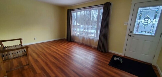 Building Photo - 4586-3004586 Heather Rd