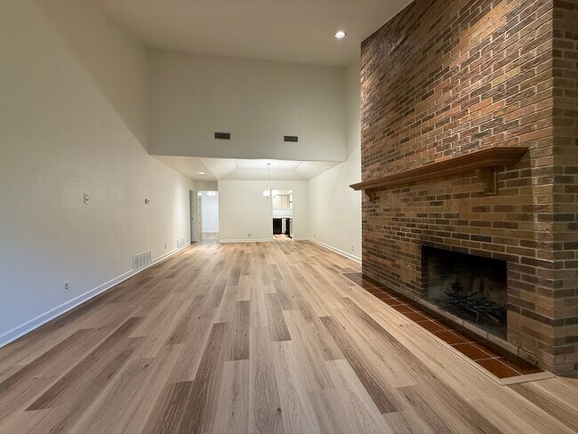 126 Hollyhill Ln
