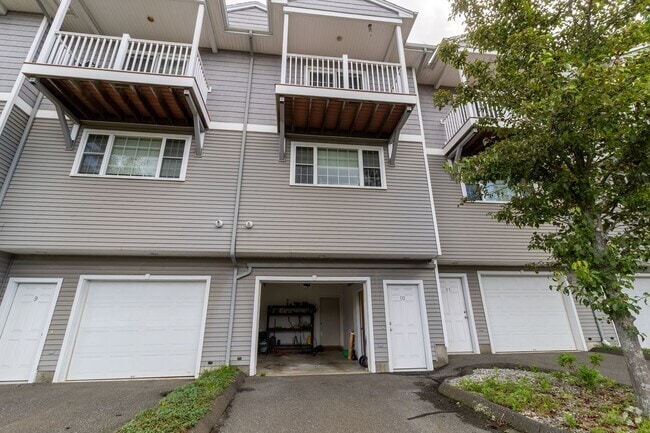 Building Photo - Spacious Luxury Multi Level, 2 Bedroom Condo Unit 10