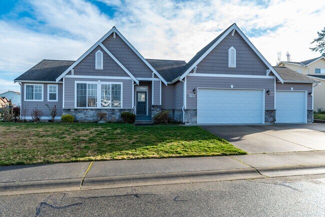 Modern 3 Bed 2 Bath Corner Home ** First M... - Modern 3 Bed 2 Bath Corner Home ** First M...