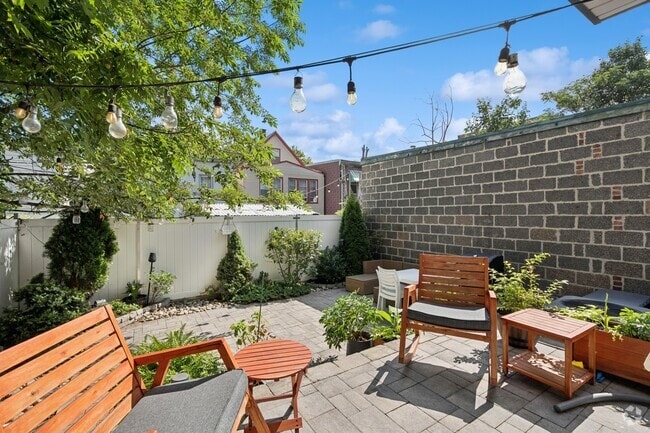 Building Photo - 94 Leonard St Rental