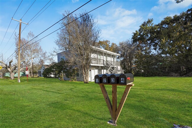 Building Photo - 819 S Oak St Unit 3