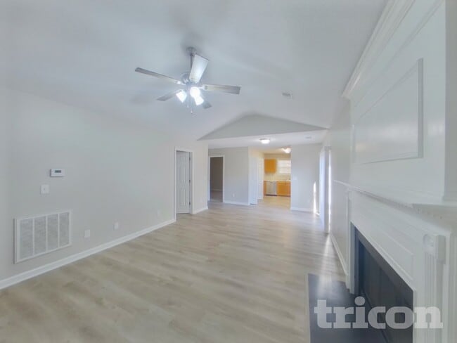 Photo - 562 Chisolm Way