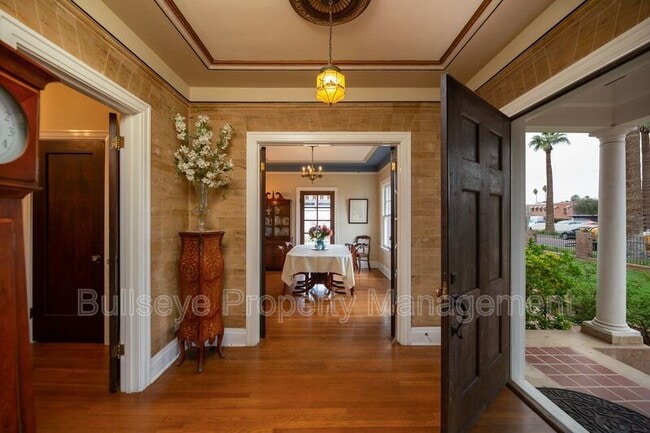 Photo - 525 W Lynwood St