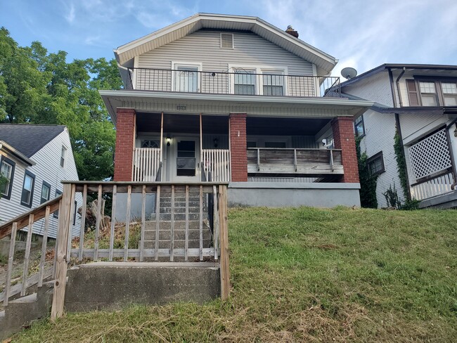 Building Photo - 128 Pointview Ave Unit 128.5