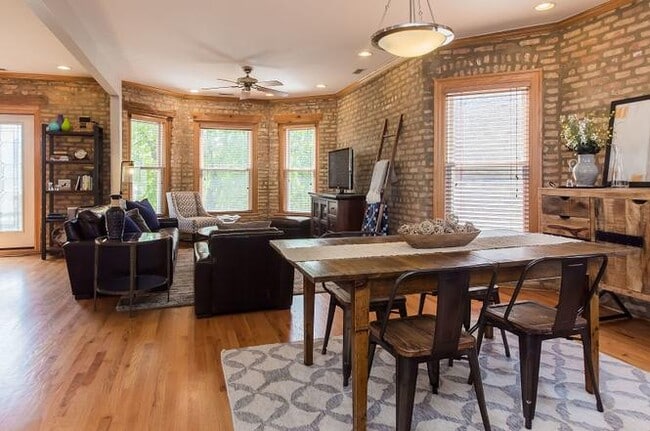living room - 3436 N Ridgeway Ave Unit 3436 N Ridgeway #2