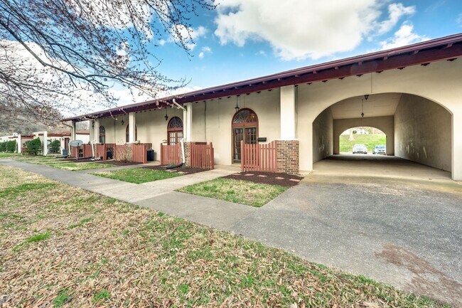 Photo - Great corner studio location in Belle Forest.