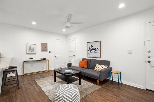 Photo - 301 E 33rd St Unit 4