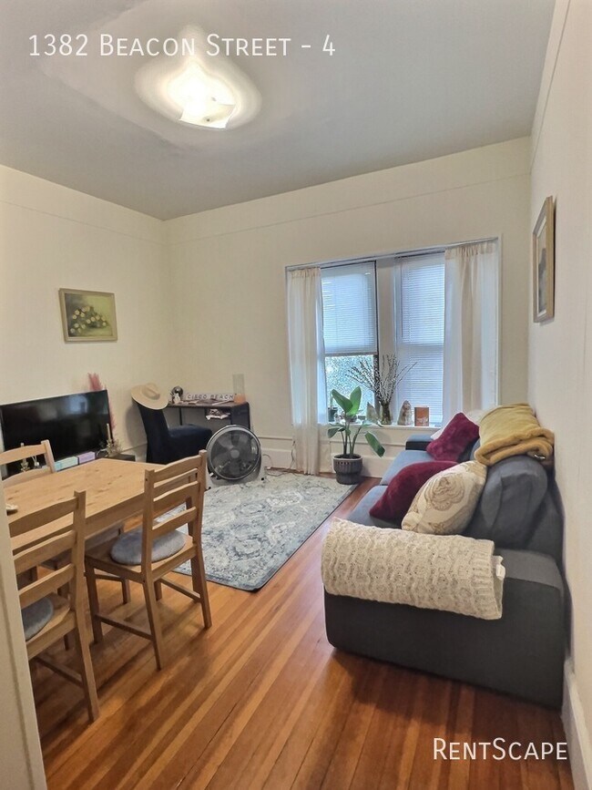 Building Photo - 1382 Beacon St Rental