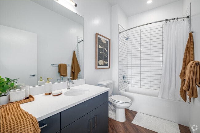 2BR, 2BA - 1,250SF - Primary Bathroom