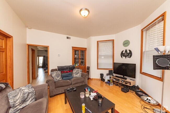 Building Photo - 2 bedroom in Chicago IL 60647 Unit 1 Rental