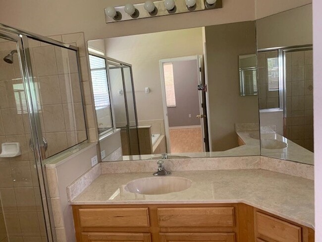 Building Photo - Beautiful 4/2 home in Lovely Venetian Bay ...