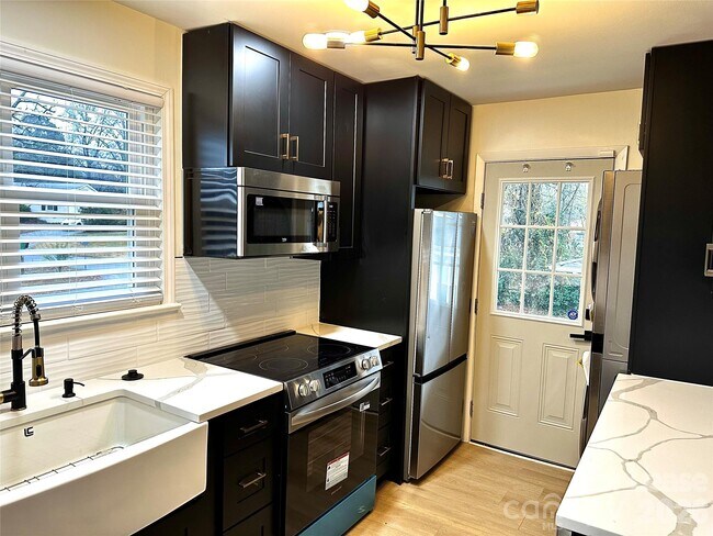 Photo - 1450 Academy St