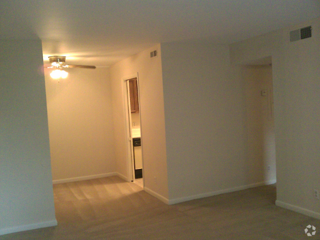 Building Photo - 3322 Fairmont Dr Unit #6 Rental