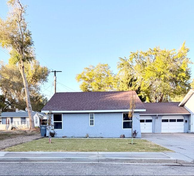 Photo - 1040 E 4th N