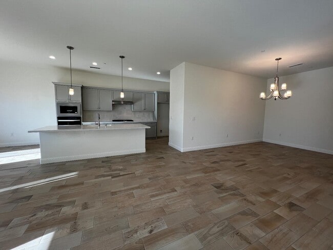 Photo - 2112 Daffodil St