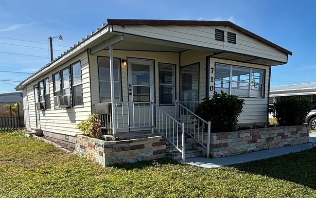 Building Photo - 2 bedroom 2 bath