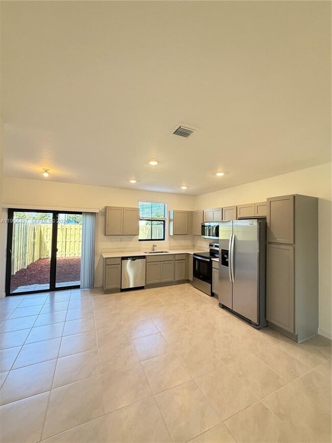 Photo - 323 NE 16th St