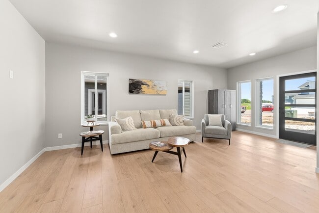 Photo - 531 Oxford Ave Townhome