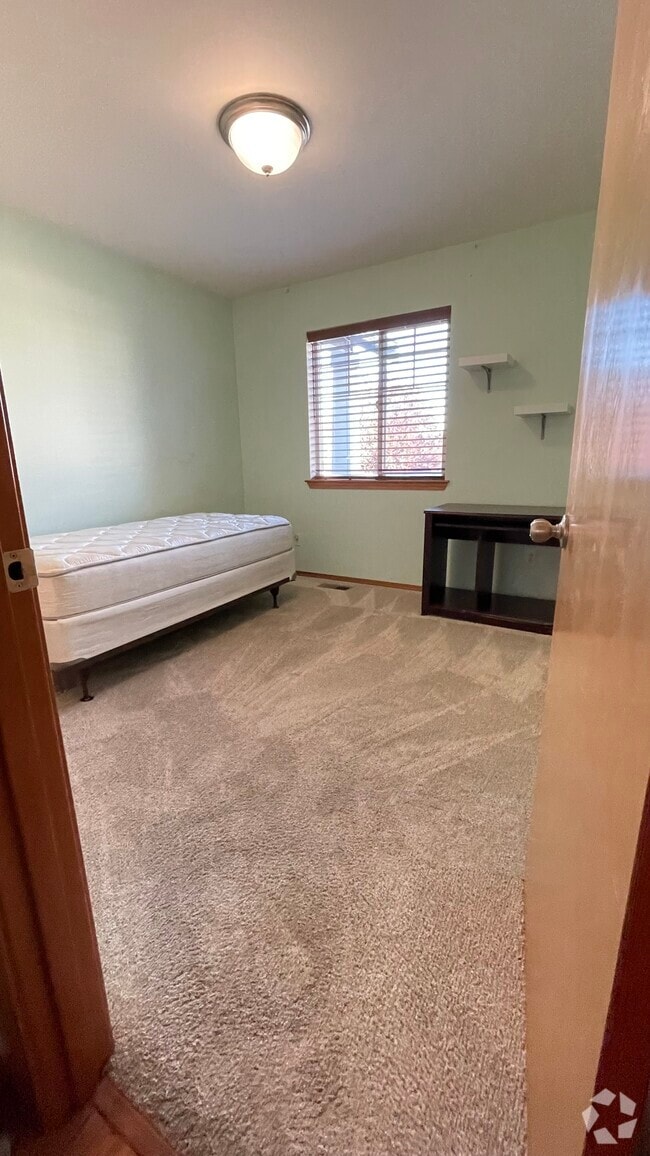 Building Photo - 1740 NW Almond Loop Rental