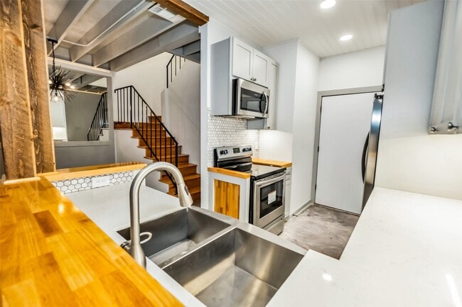 Building Photo - 1300 Augusta Dr Unit 18