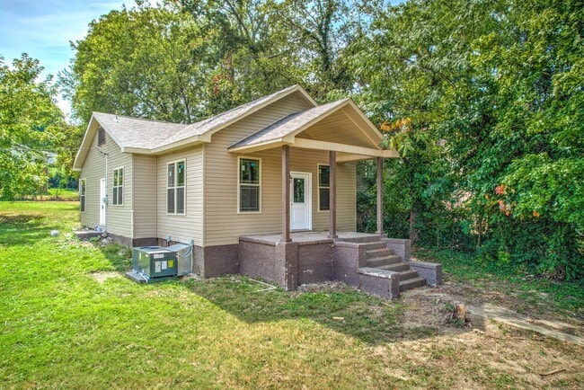 Photo - Knoxville 37914 - CHARMING 2 BEDROOM 1 BATH HOME WITH BONUS LOT! Contact Lisa Vineyard & Shannon ...