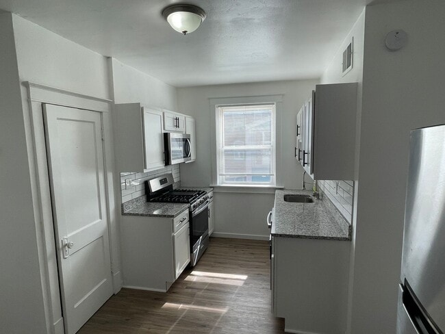 Photo - 4919 Lansdowne Ave Unit 1E
