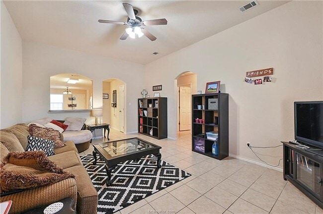 Photo - Available Aug 2026!! Great 3/3 Close to Ev...