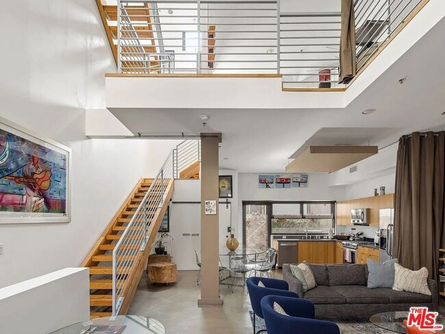 Building Photo - 815 Hampton Dr Unit 2